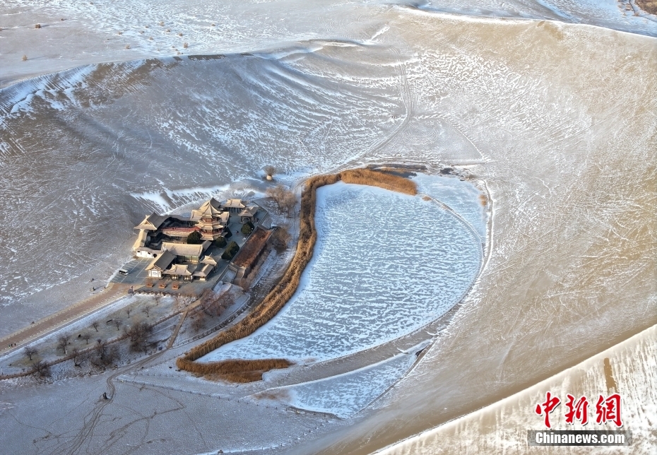 Paisagem de inverno deslumbrante no deserto, noroeste da China