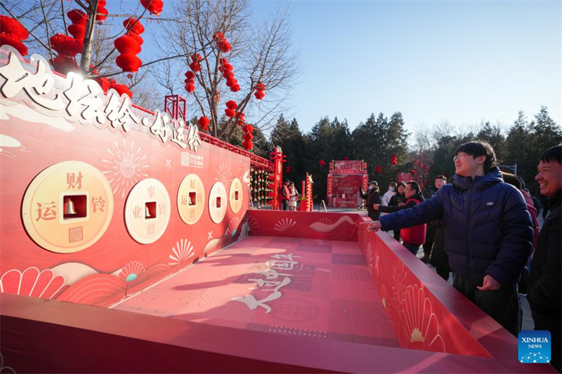 Moradores e turistas visitam a feira do templo da Festa da Primavera no Parque Ditan, em Beijing