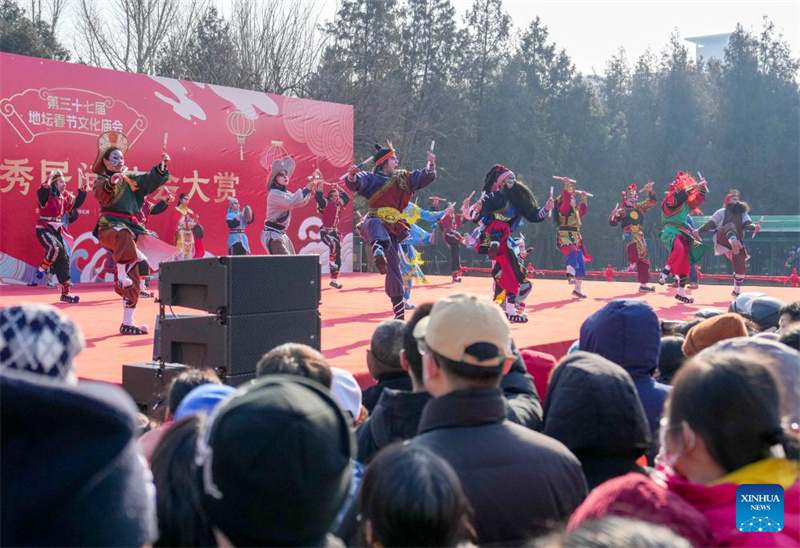 Moradores e turistas visitam a feira do templo da Festa da Primavera no Parque Ditan, em Beijing