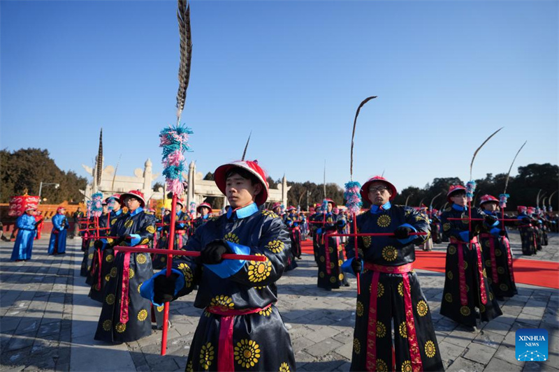 Moradores e turistas visitam a feira do templo da Festa da Primavera no Parque Ditan, em Beijing