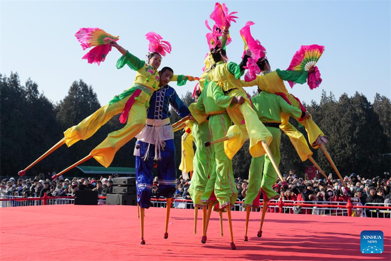 Moradores e turistas visitam a feira do templo da Festa da Primavera no Parque Ditan, em Beijing