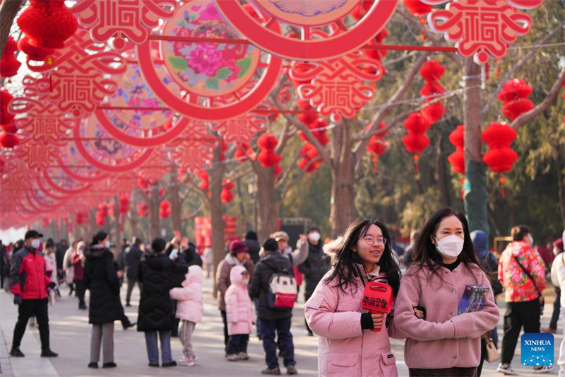 Moradores e turistas visitam a feira do templo da Festa da Primavera no Parque Ditan, em Beijing