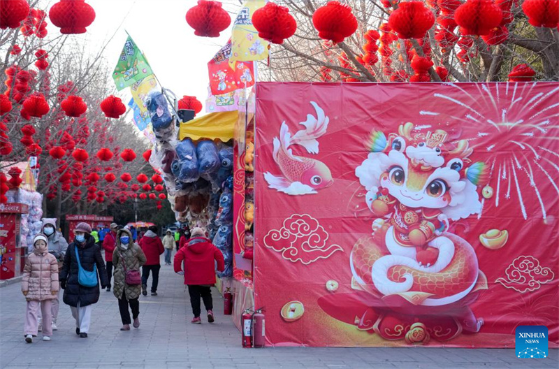 Moradores e turistas visitam a feira do templo da Festa da Primavera no Parque Ditan, em Beijing