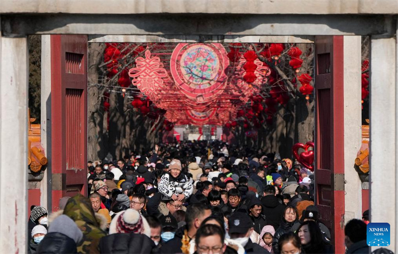 Moradores e turistas visitam a feira do templo da Festa da Primavera no Parque Ditan, em Beijing