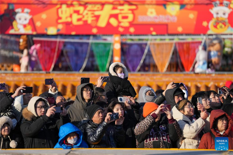 Moradores e turistas visitam a feira do templo da Festa da Primavera no Parque Ditan, em Beijing