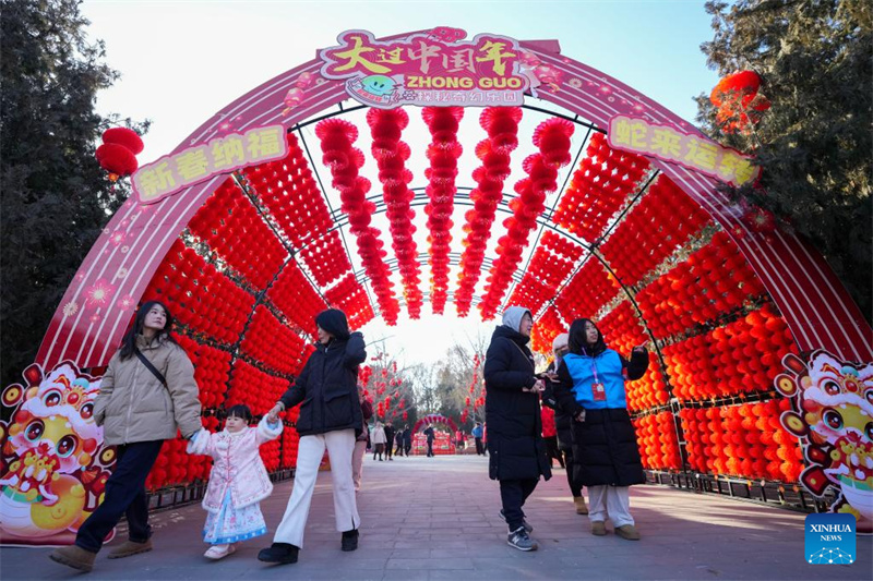 Moradores e turistas visitam a feira do templo da Festa da Primavera no Parque Ditan, em Beijing