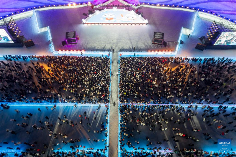 Destinos turísticos na China atraem visitantes com atividades de gelo e neve