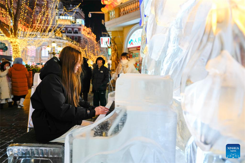 Destinos turísticos na China atraem visitantes com atividades de gelo e neve