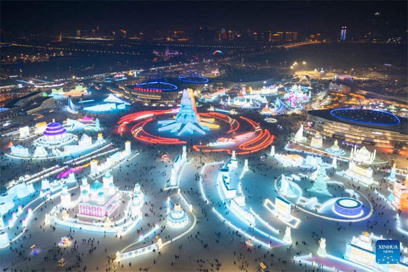 Destinos turísticos na China atraem visitantes com atividades de gelo e neve