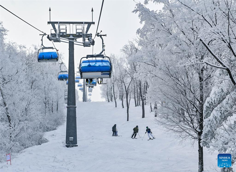 Destinos turísticos na China atraem visitantes com atividades de gelo e neve