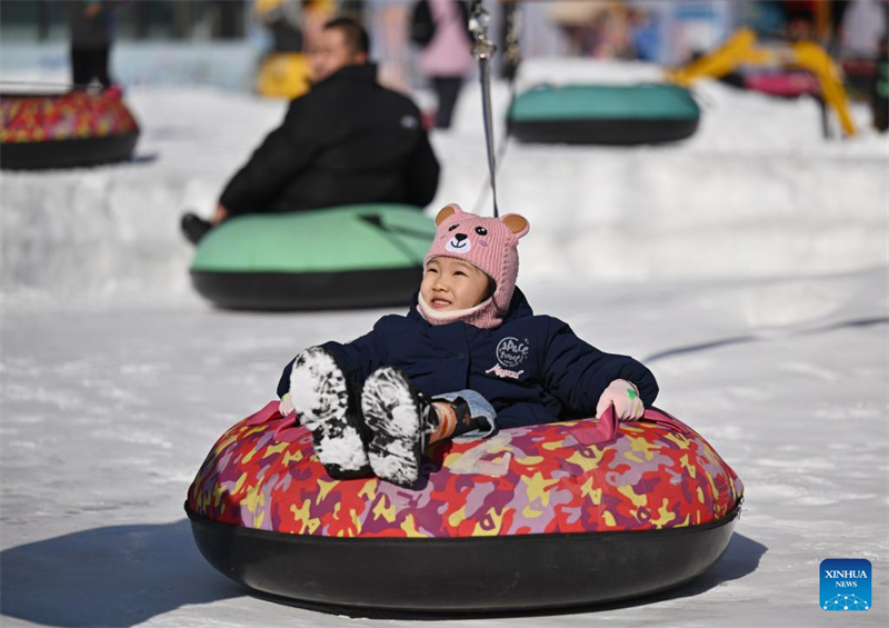 Destinos turísticos na China atraem visitantes com atividades de gelo e neve