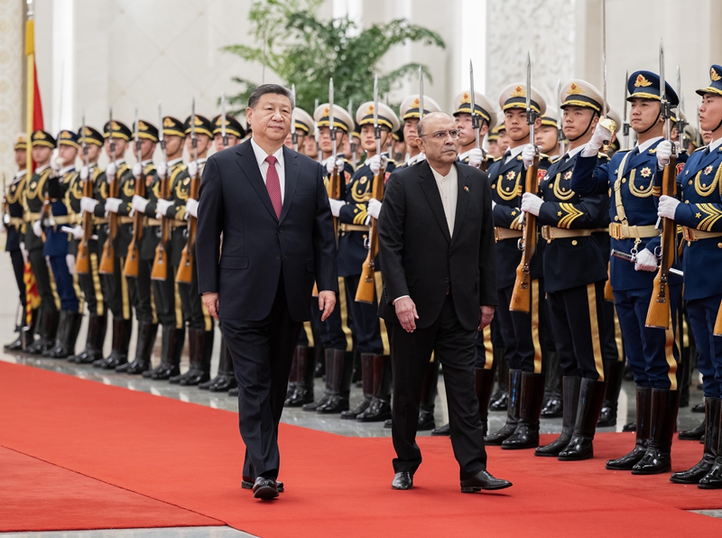 Xi Jinping conversa com presidente paquistanês em Beijing