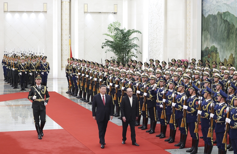 Xi Jinping conversa com presidente paquistanês em Beijing