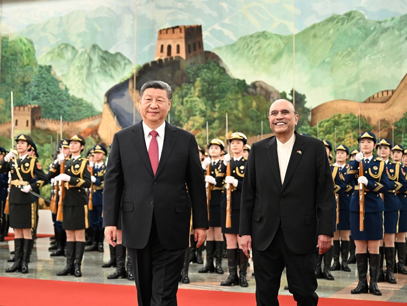 Xi Jinping conversa com presidente paquistanês em Beijing