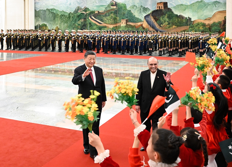 Xi Jinping conversa com presidente paquistanês em Beijing