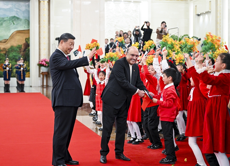 Xi Jinping conversa com presidente paquistanês em Beijing