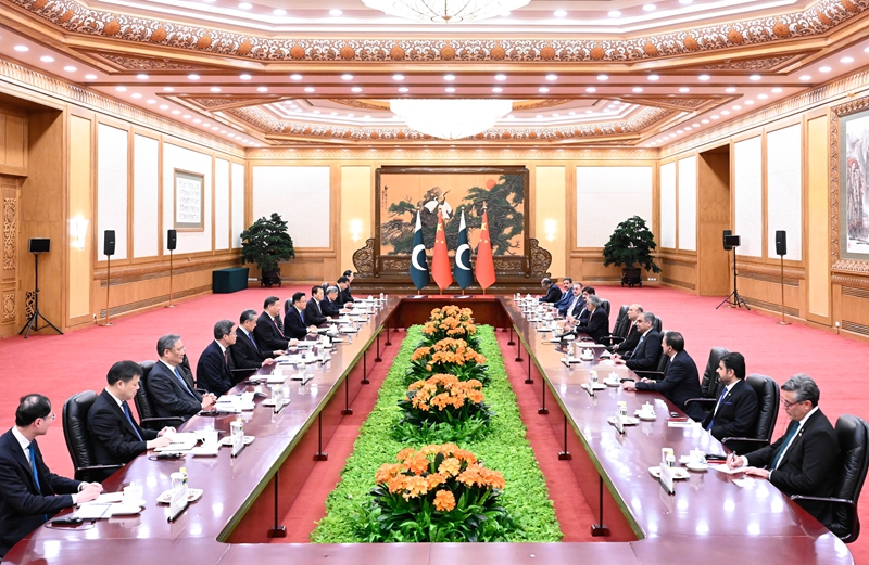 Xi Jinping conversa com presidente paquistanês em Beijing