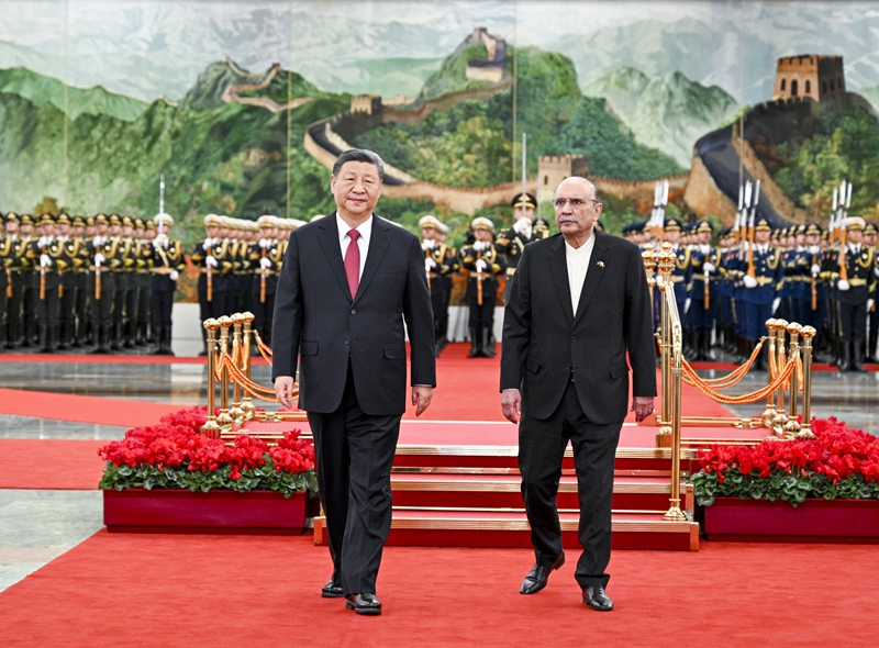 Xi Jinping conversa com presidente paquistanês em Beijing