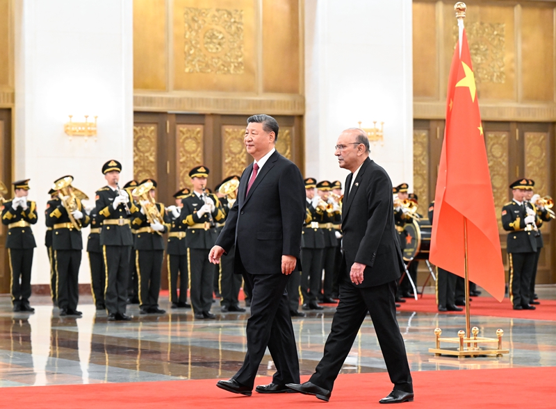 Xi Jinping conversa com presidente paquistanês em Beijing