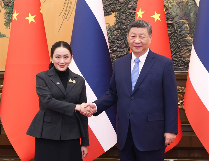 Xi Jinping se reúne com primeira-ministra tailandesa