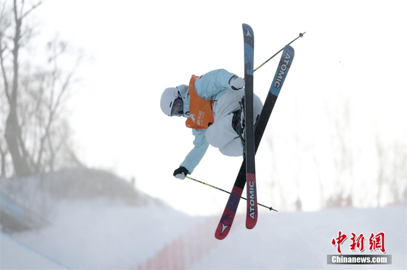 Li Fanghui conquista primeira medalha de ouro para delegação chinesa na 9ª edição dos Jogos Asiáticos de Inverno