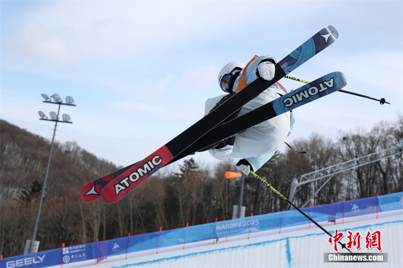 Li Fanghui conquista primeira medalha de ouro para delegação chinesa na 9ª edição dos Jogos Asiáticos de Inverno