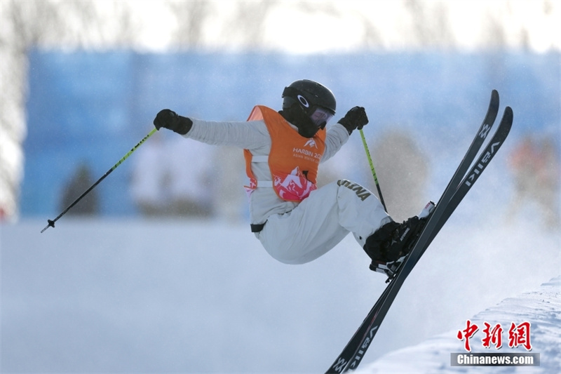 Li Fanghui conquista primeira medalha de ouro para delegação chinesa na 9ª edição dos Jogos Asiáticos de Inverno