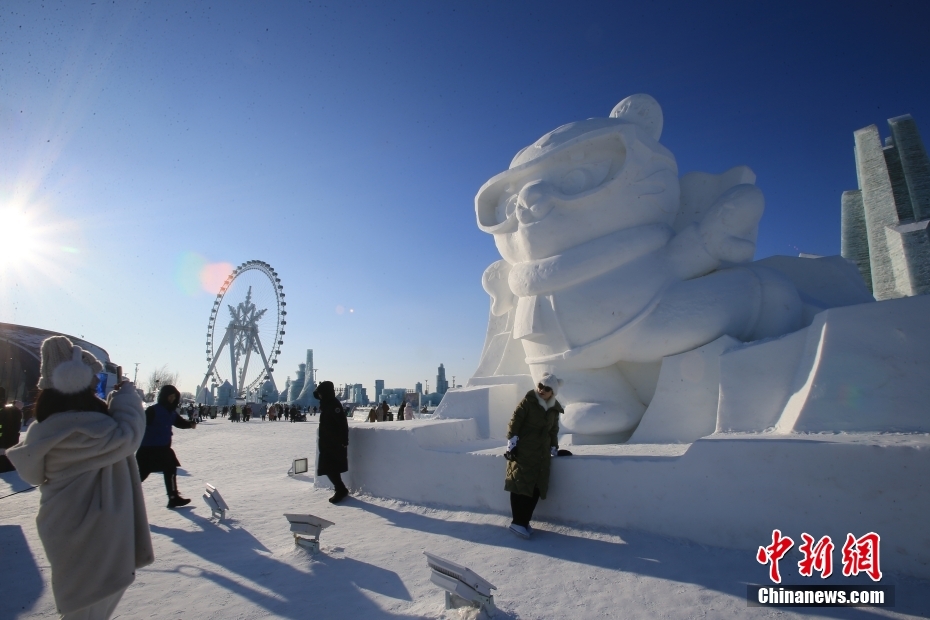 Paisagens temáticas dos Jogos Asiáticos de Inverno atraem turistas no Mundo de Gelo e Neve