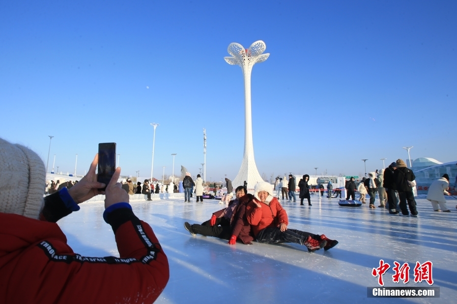 Paisagens temáticas dos Jogos Asiáticos de Inverno atraem turistas no Mundo de Gelo e Neve