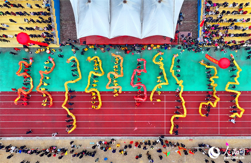 Jiangxi celebra Festival das Lanternas com espetáculos de dança do dragão