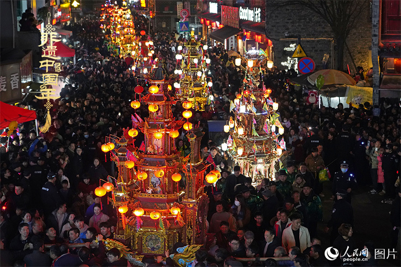 Chineses celebram Festival das Lanternas em todos os cantos do país