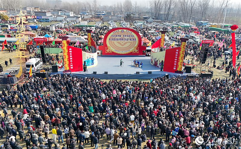 Chineses celebram Festival das Lanternas em todos os cantos do país