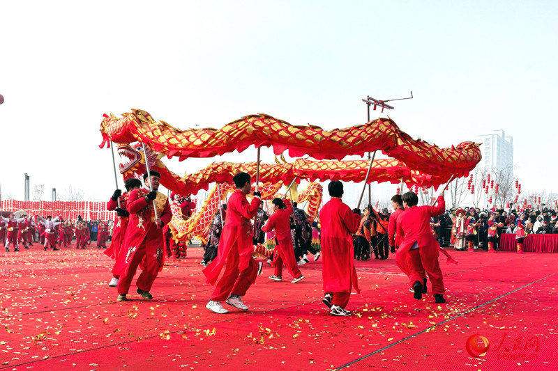 Urumqi celebra Festival das Lanternas com espetáculo cultural grandioso