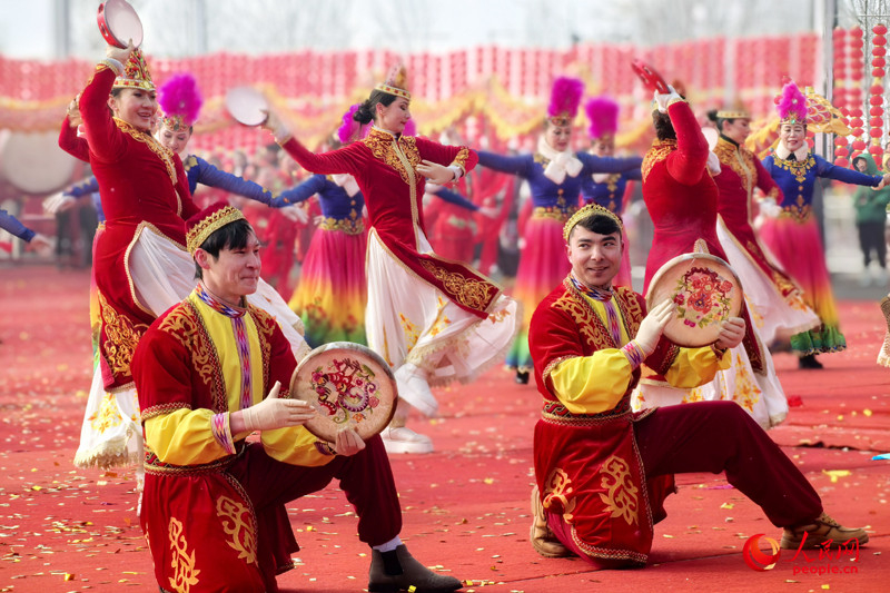 Urumqi celebra Festival das Lanternas com espetáculo cultural grandioso