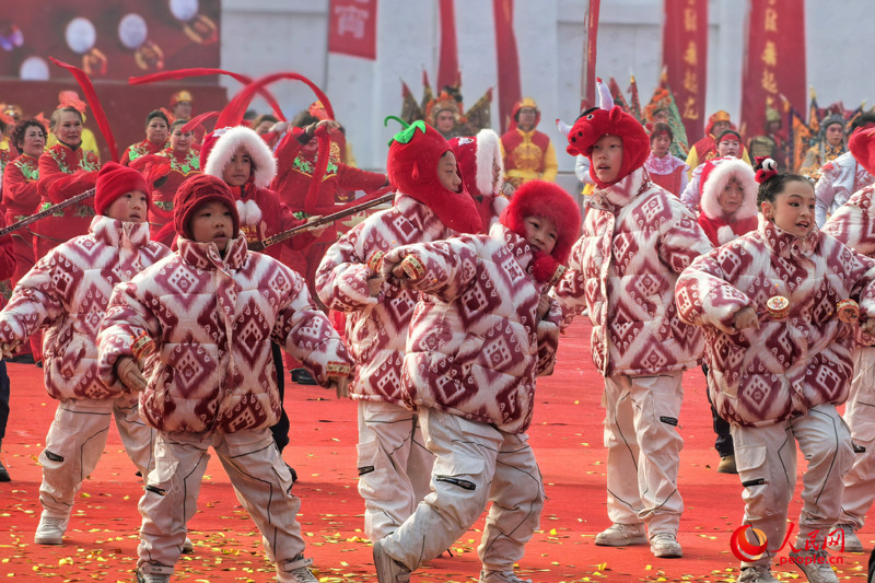 Urumqi celebra Festival das Lanternas com espetáculo cultural grandioso