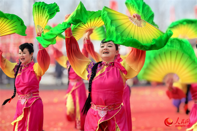 Urumqi celebra Festival das Lanternas com espetáculo cultural grandioso