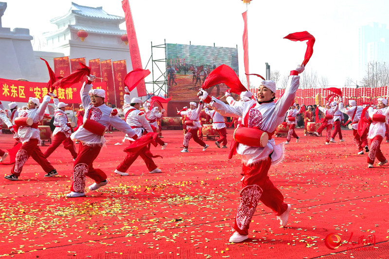 Urumqi celebra Festival das Lanternas com espetáculo cultural grandioso