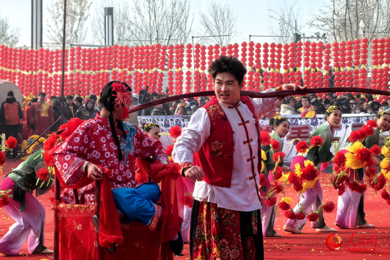 Urumqi celebra Festival das Lanternas com espetáculo cultural grandioso