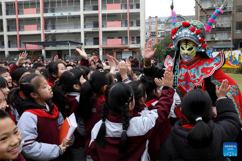 Escolas chinesas retomam as aulas