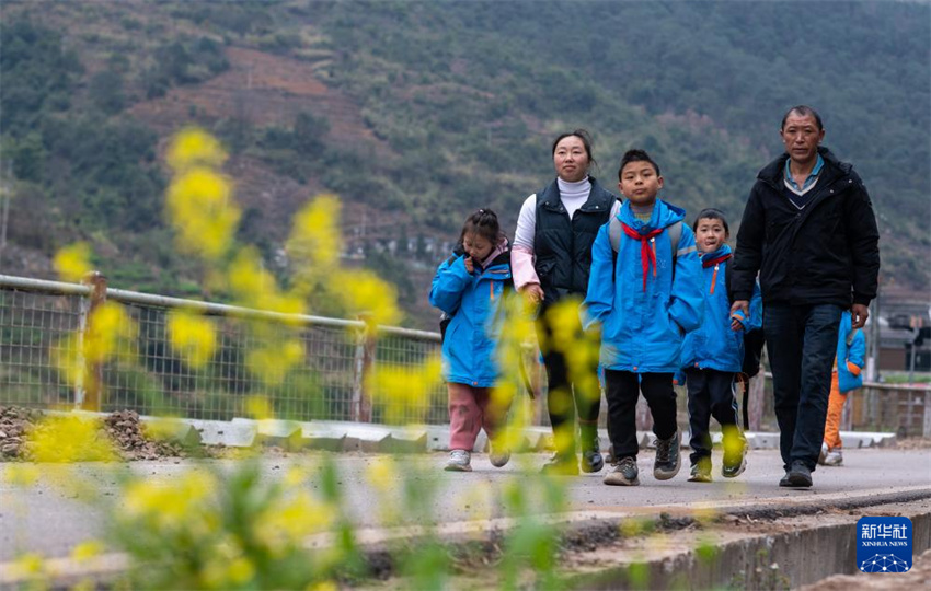 Yunnan: alunos da região montanhosa vão à escola de teleféricos