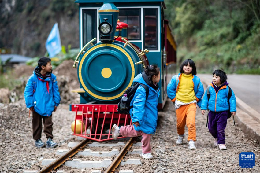 Yunnan: alunos da região montanhosa vão à escola de teleféricos