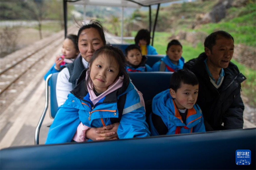 Yunnan: alunos da região montanhosa vão à escola de teleféricos