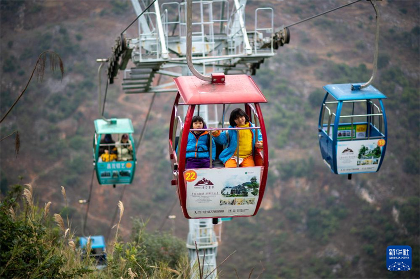 Yunnan: alunos da região montanhosa vão à escola de teleféricos