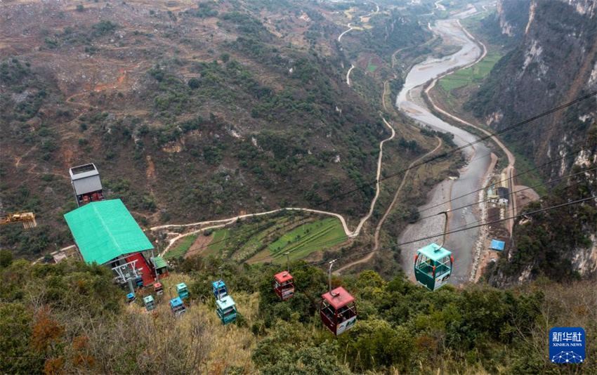 Yunnan: alunos da região montanhosa vão à escola de teleféricos