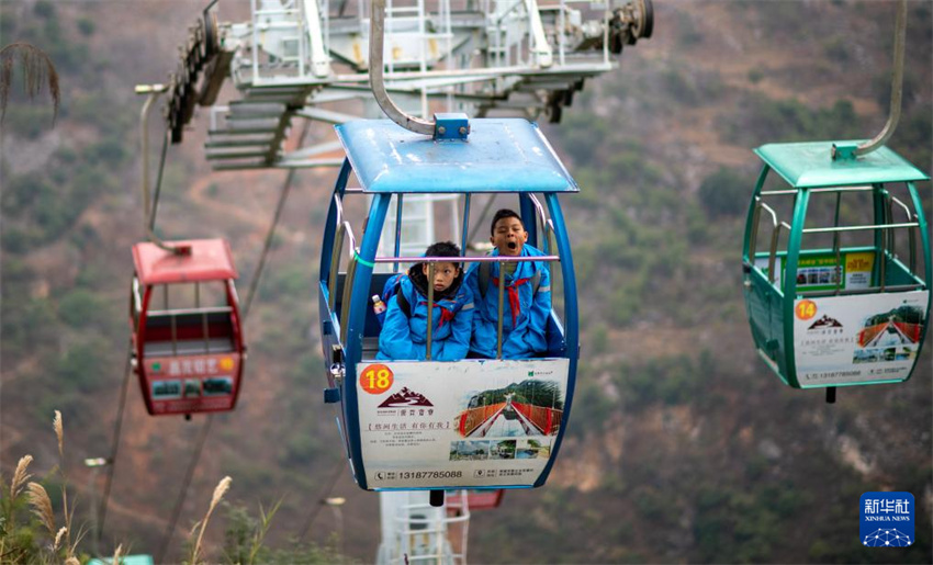 Yunnan: alunos da região montanhosa vão à escola de teleféricos