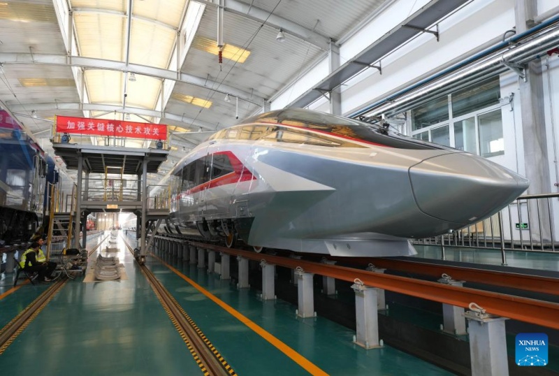 Protótipo do novo trem-bala CR450 submetido a testes em Beijing