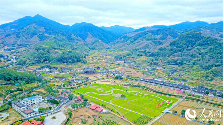 Fujian: chegada da primavera atrai visitantes à área turística de Hua'an