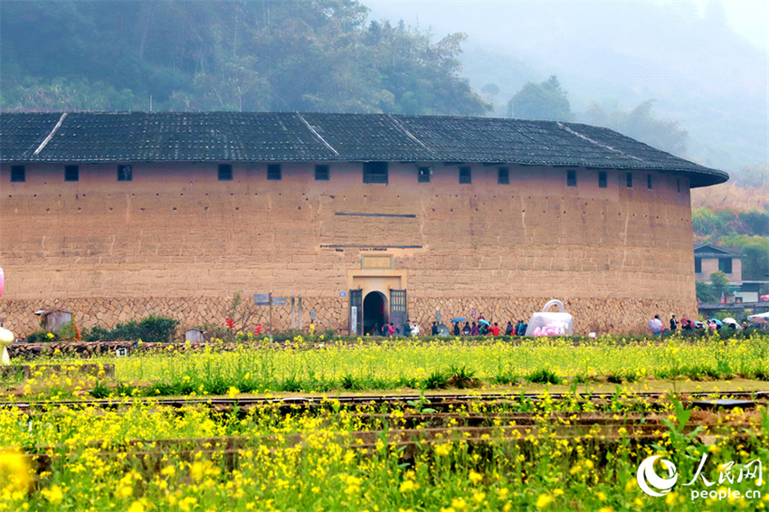 Fujian: chegada da primavera atrai visitantes à área turística de Hua'an