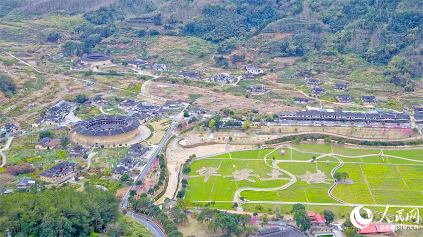 Fujian: chegada da primavera atrai visitantes à área turística de Hua'an