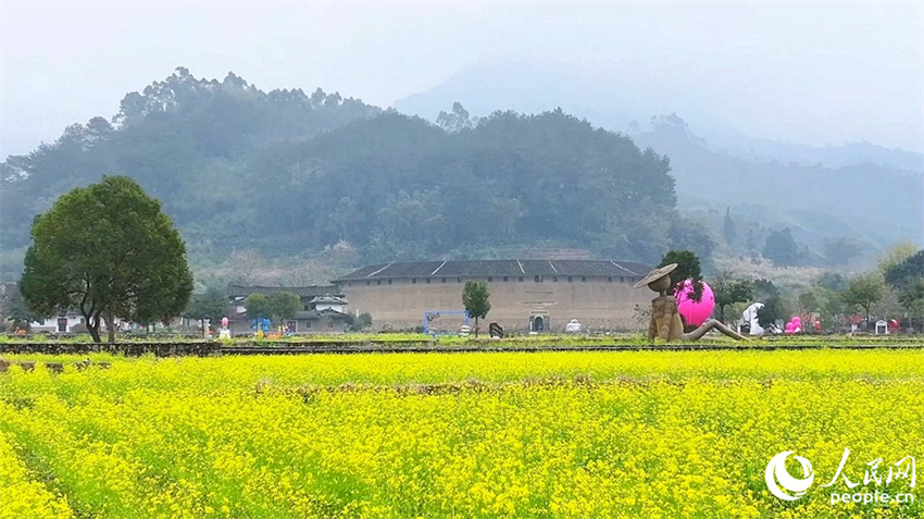 Fujian: chegada da primavera atrai visitantes à área turística de Hua'an